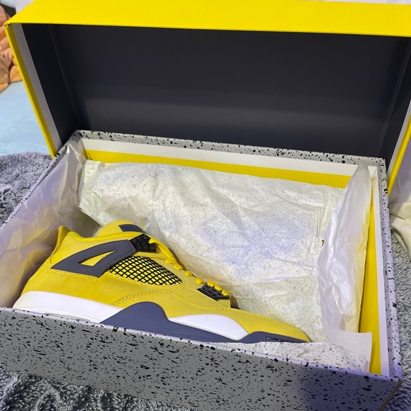 Jordan lighting 4 yellow 4s